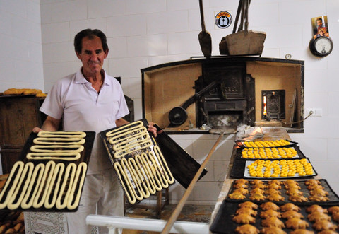 Cartagena traditions, baking the rolls of San Anton